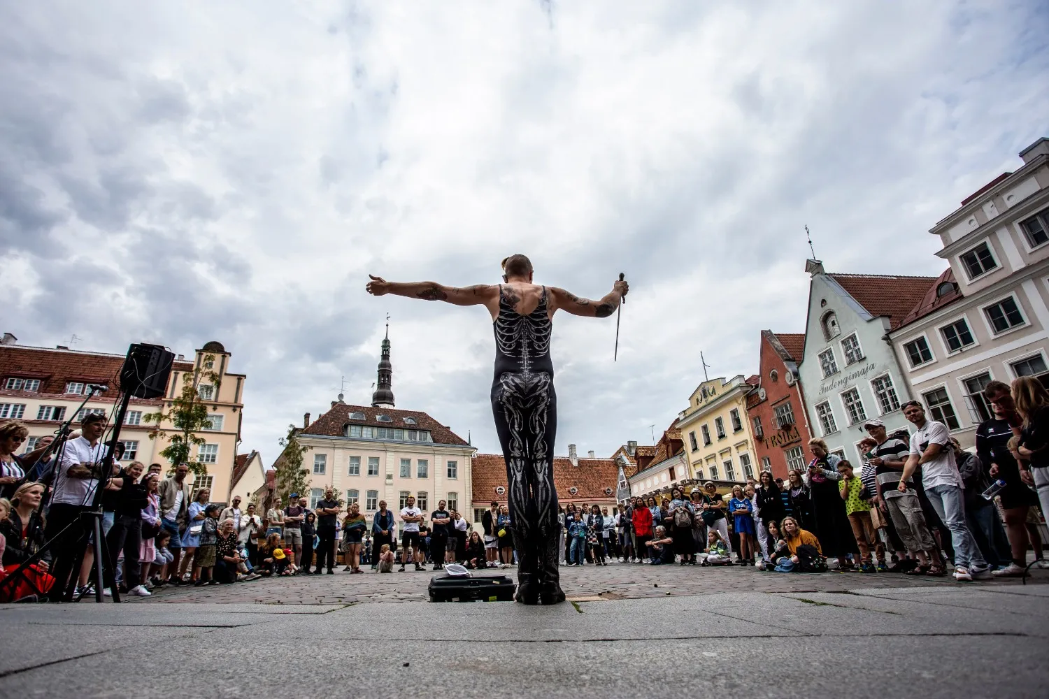 Samora Squid esiintymässä Tallinnan Raatihuoneentorilla