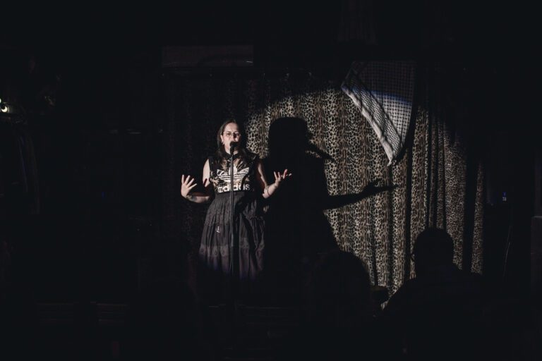 Mouthy Pop-Up Stage Features Russian-Language Comedians